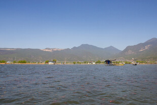 湖畔远山风景