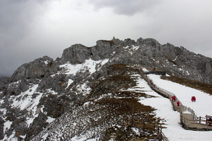 雪山栈道景观