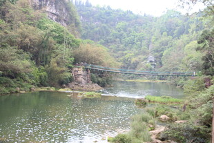 山间绿水环绕的秀丽景致