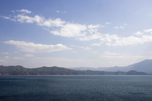 宁静湖景与远处山峦