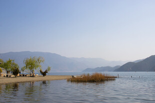 湖畔风光 宁静山水景致