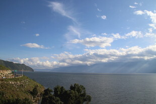 湖畔蓝天美景
