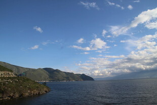 湖畔青山蓝天美景如画