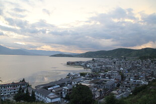 湖畔小城黄昏美景