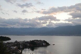 湖畔黄昏美景