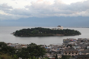 湖畔岛屿与城镇风光