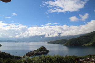 美丽湖景与蓝天白云