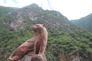 山间雄狮雕塑