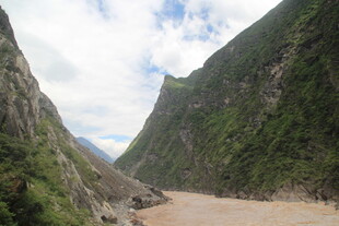 壮丽峡谷中的湍急河流