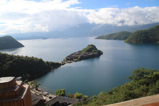 美丽湖景与岛屿风光