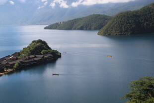 宁静湖中小岛自然风光