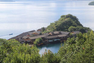 海岛山林环绕的特色建筑