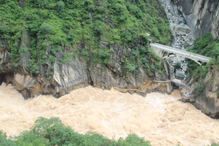 湍急河流上的险峻桥梁