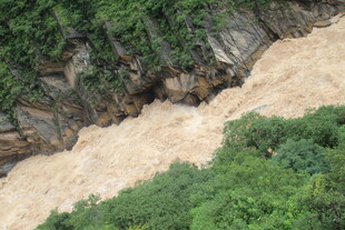 湍急河流穿于翠绿山间