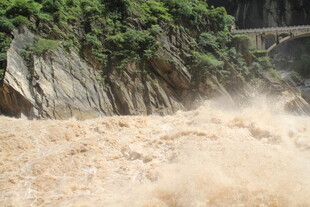 湍急河流奔腾过险峻山壁
