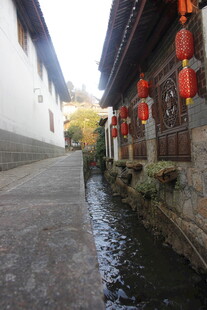 古巷流水旁的红灯笼景致