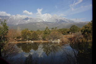 湖畔雪山美景
