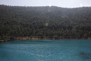 蓝湖青山美景