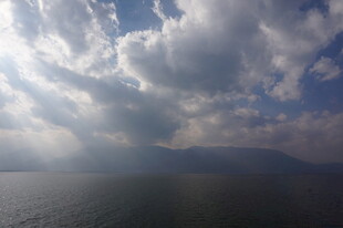 海上云天景 阳光破云出