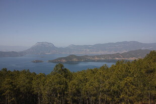 山林环绕的宁静湖景