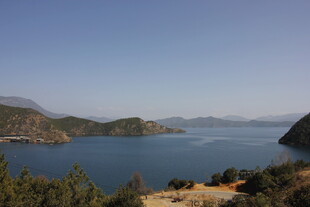 美丽湖景与远山风光