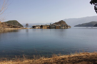 宁静湖畔风光