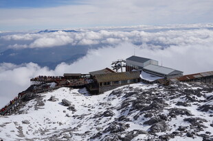雪山之巅的壮丽建筑