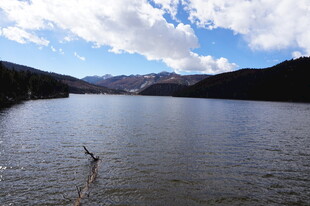 宁静湖畔的山水风光