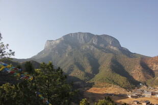 巍峨青山下的宁静村落