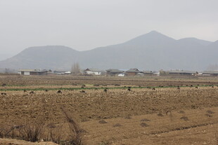 广袤田野与远处山峦