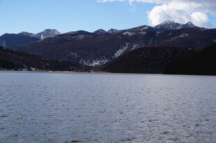 宁静湖泊与远处山峦美景
