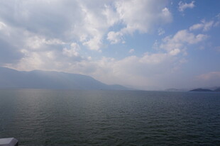 湖畔蓝天碧水远景如画