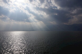 海上阳光穿透云层美景