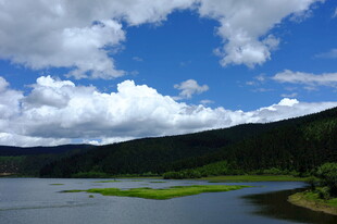 湖畔青山蓝天白云美景