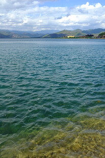 清澈湖水与远处山峦美景