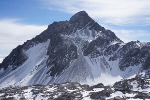 巍峨雪山壮丽景致