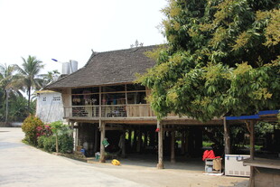 乡村古朴木屋及周边景致