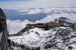 雪山之巅的观景场景