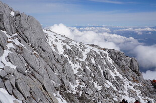 雪山云海中的巍峨山峰