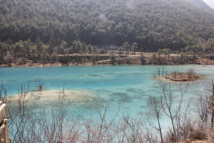 梦幻蓝湖 山间静谧美景