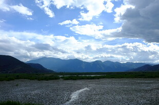 旷野蓝天远山风景图
