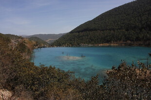 山间蓝湖美景