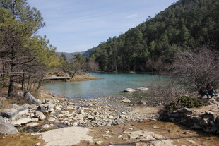 山间幽美湖泊自然景致