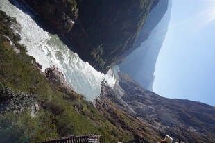 壮丽峡谷中的湍急河流