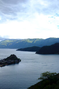 宁静山水间的美丽湖景