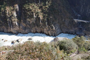山间湍急河流与葱郁植被