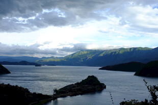 湖光山色中的岛屿风光