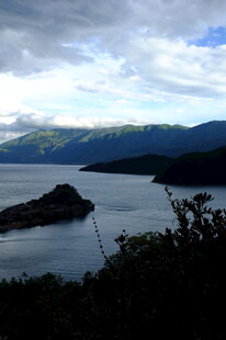 宁静湖景与远山的自然风光
