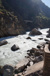 山间湍急河流与嶙峋怪石