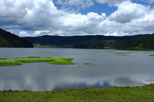 湖畔美景 云影倒映青山间